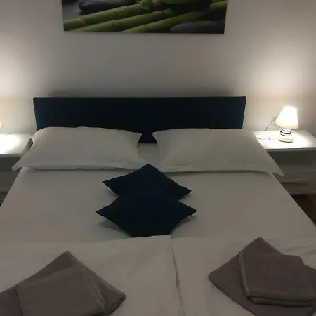 Bond With Private Parking * 자다르