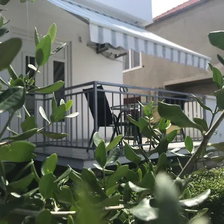 Bond With Private Parking Апартаменти