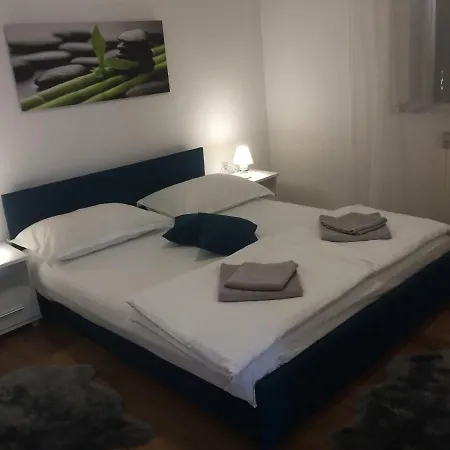 Bond With Private Parking Zara