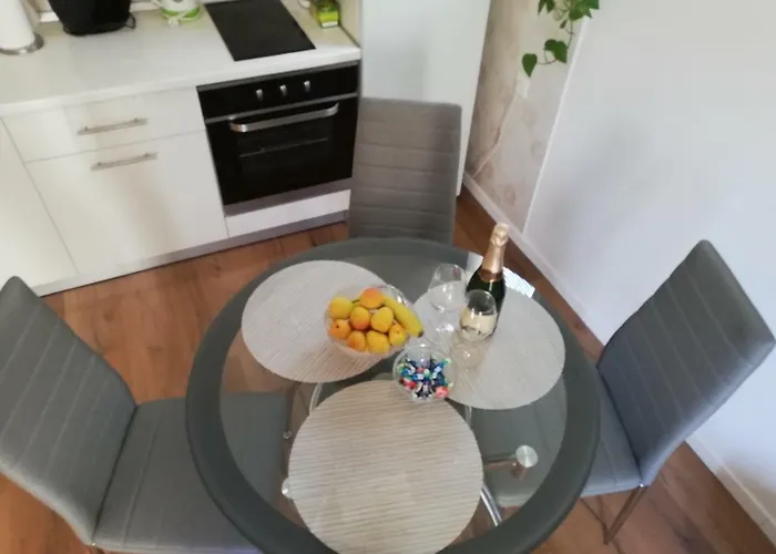 Bond With Private Parking Appartement Zadar